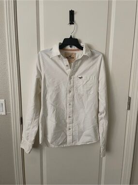 Hollister Men's White Long-Sleeve Button-Down Shirt